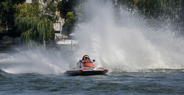 马龙拿短裤擦汗，王楚钦找女政借用毛巾，还调戏师弟太搞笑了.